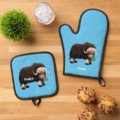 Funny musk ox cartoon illustratie ovenwant & pannenlap set (Top down)