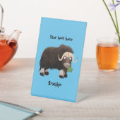 Funny musk ox cartoon illustratie reclamebord met voetstuk (Insitu)