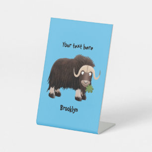 Funny musk ox cartoon illustratie reclamebord met voetstuk