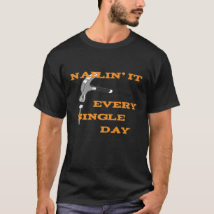 Funny Nail and Hammer Design for Contractors en C T-shirt