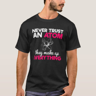 Funny Nerdy vertrouwt nooit op een Atom Periodic C T-shirt