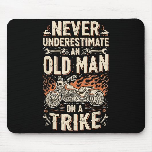 Funny Never Underestimate An Old Man On A Trike Gr Muismat (Voorkant)