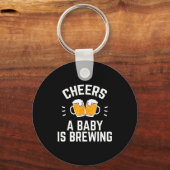 Funny New Dad Baby Shower Cheers A Baby Is Brewing Sleutelhanger (Voorkant)