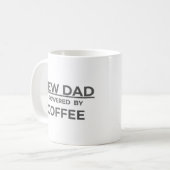 Funny New Dad Coffee Mug – Powered by Coffee –Gift Koffiemok (Voorkant links)