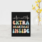 Funny New Mom Extra Heartbeat Inside Pregnancy Ann Kaart (Gele Bloem)