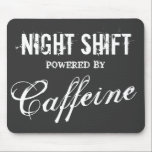 Funny night shift-muispad | met cafeïne muismat<br><div class="desc">Funny night shift-muispad | aangedreven door cafeïne. Geeky cadeauidee voor koffieliefhebbers en cafeïneverslaafden op het werk. Coffeeholic humor voor helpdeskmedewerkers, nachtploegenverpleger, beveiligingspersoneel en kantoormedewerkers die laat werken. grap en kleuren voor het beroep. , noodlijdende blik.</div>