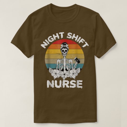 Funny Night Shift Zurse Skeleton Halloween Rn Nurs T-shirt (Design voorkant)