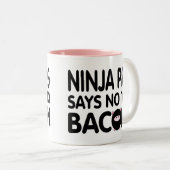Funny Ninja Pig zegt nee tegen Bacon Tweekleurige Koffiemok (Voorkant rechts)