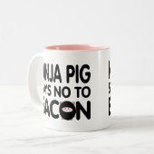 Funny Ninja Pig zegt nee tegen Bacon Tweekleurige Koffiemok (Voorkant links)