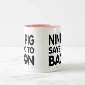 Funny Ninja Pig zegt nee tegen Bacon Tweekleurige Koffiemok (Center)