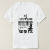 Funny No Trespassing was verdacht van het dragen v T-shirt (Design voorkant)