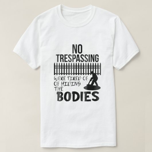 Funny No Trespassing was verdacht van het dragen v T-shirt (Design voorkant)