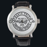 Funny North Pole Brewing Co kerstkrits Horloge<br><div class="desc">Houdt je geliefde van bier? Een unieke gave voor hem om tijdens kerst te draag. Het ontwerp kenmerkt een stempel als logo,  personaliseert met naam,  het Est jaar en 2 lijnen van tekst.</div>