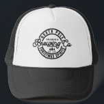 Funny North Pole Brewing Co kerstkrits Trucker Pet<br><div class="desc">Houdt je geliefde van bier? Een unieke gave voor hem om tijdens kerst te draag. Het ontwerp kenmerkt een stempel als logo,  personaliseert met naam,  het Est jaar en 2 lijnen van tekst.</div>