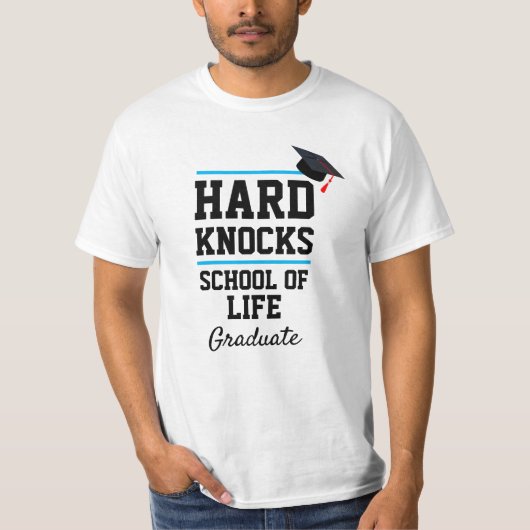 Funny Novelty Mannen HARD KNOCKS SCHOOL AFSTUDEREN T-shirt (Voorkant)