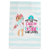 Funny Nurse Gezegde met Big Hypodermic Needle Medium Cadeauzakje (Achterkant)