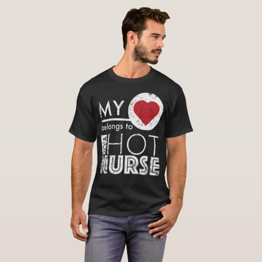 Funny Nurse Spouse Love Nurse Heart behoort tot T-shirt (Voorkant volledig)