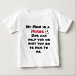 Funny Nurse Stethoscoop Baby T-shirt<br><div class="desc">Funny Nurse Stethoscope Baby TshirtCute design shirt voor een baby met een verpleegster.  
De voorkant heeft een humoristische uitspraak in de zwarte en rode typografie: "Mijn moeder is een verpleegster. Ze kan je helpen of pijn doen,  zodat ze aardig tegen me is."
BESCHIKBAAR IN VERSCHILLENDE STYLEN EN GROOTTEN</div>