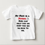 Funny Nurse Stethoscoop Baby T-shirt<br><div class="desc">Funny Nurse Stethoscope Baby TshirtCute design shirt voor een baby met een verpleegster.  
De voorkant heeft een humoristische uitspraak in de zwarte en rode typografie: "Mijn moeder is een verpleegster. Ze kan je helpen of pijn doen,  zodat ze aardig tegen me is."
BESCHIKBAAR IN VERSCHILLENDE STYLEN EN GROOTTEN</div>