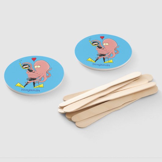 Funny octopus hugs diver cartoon humor handwaaier (Niet-gemonteerd)