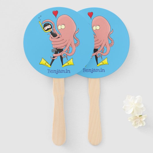 Funny octopus hugs diver cartoon humor handwaaier (Voorkant en achterkant)