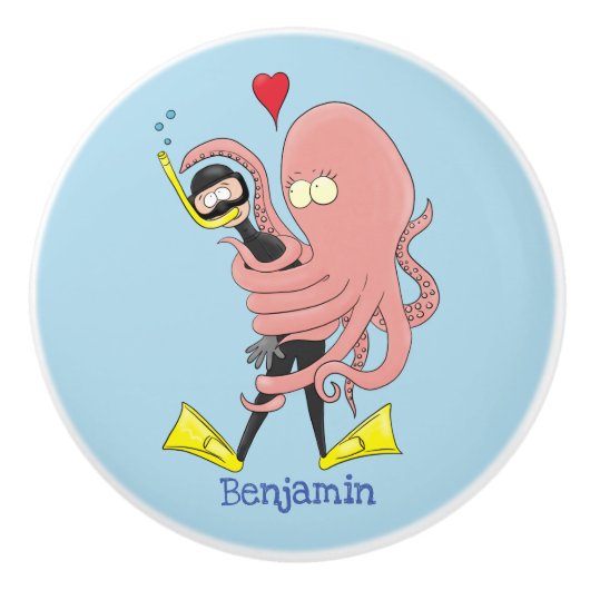 Funny octopus hugs diver cartoon humor keramische knop (Voorkant)
