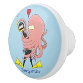 Funny octopus hugs diver cartoon humor keramische knop (Rechts)