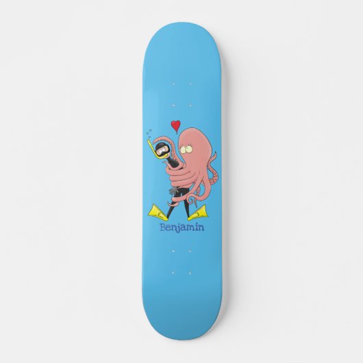 Funny octopus hugs diver cartoon humor persoonlijk skateboard (Voorkant)