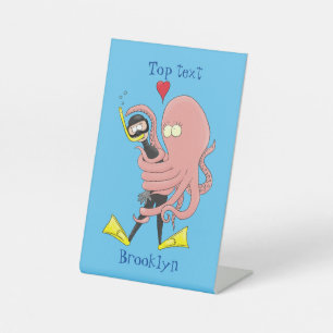 Funny octopus hugs diver cartoon humor reclamebord met voetstuk