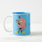 Funny octopus hugs diver cartoon humor tweekleurige koffiemok (Links)