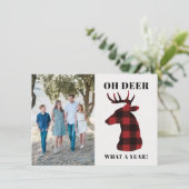Funny Oh Deer What a Year Buffalo Plaid Photo Feestdagenkaart (Staand voorkant)