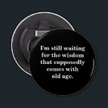 Funny Old Age Quote on Black Button Flesopener<br><div class="desc">Een grappig citaat op zwart voor ouderdom op zwarte achtergrond. De achtergrondkleur kan worden gewijzigd. Het citaat is editable.</div>