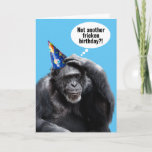 Funny Old Chimpansee met feestdag Pet Kaart<br><div class="desc">Het lijkt erop dat onze verjaardagen steeds sneller en sneller komen. Deze chimp ziet er niet zo enthousiast uit als hij denkt: "Geen andere gekke verjaardag?!" De binnenkant zegt sarcastisch: "Probeer je enthousiasme te beperken. Vrolijke verjaardag!"</div>