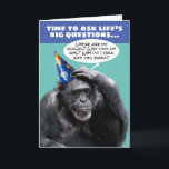 Funny Older Forgetful Chimpansee Birthday Kaart<br><div class="desc">Als je ouder wordt,  is het tijd om de grote vragen van het leven te stellen...  zoals: Waar is mijn bril? Wie heeft mijn sleutels meegenomen? Waarom ben ik deze kamer binnengelopen? Belangrijke vragen! Hoe ouder we worden,  hoe meer vragen we hebben,  toch? Grappig verjaardagskaart voor de vergrijzende baby-boomer.</div>