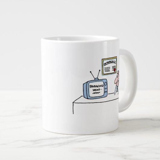 Funny Orthopedist Cartoon TV Breaking News Grote Koffiekop (Voorkant rechts)