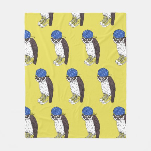 Funny owl with sneakers in a yellow background fleece deken (Voorkant)
