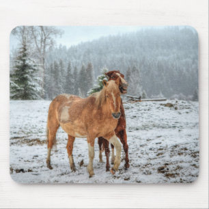 Funny Palomino & Red Dun Ranch Horses op sneeuw Muismat