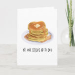 Funny Pancakes Niemand staart je mee naar de geboo Kaart<br><div class="desc">Snop de verjaardagskaart van het ontbijt met een illustratie van een stapel pannenkoeken met gesmolten boter en bijtende maple stroop. In de grappige tekst hieronder staat: "Niemand staart op je." Geweldig voor verjaardagen,  verjaardagen en Valentijnsdag om je liefde uit te drukken voor je belangrijke vrienden en familie.</div>