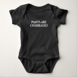 Funny Pants is te hoog getaxeerd in Typografie Bab Romper<br><div class="desc">Cute baby body suit heeft witte "slips is overbelast" tekst op zwarte achtergrond</div>