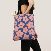 Funny pastel orange flowers on bright blue backgro tote bag (Dichtbij)