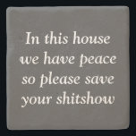 Funny Peaceful Home Grey Stone Onderzetter<br><div class="desc">Grappig Peaceful Home Grey Stone Onderzetter heeft de humoristische uitspraak: "In dit huis hebben we vrede, dus sla alsjeblieft je show op." Je gasten zullen ofwel lachen of beledigd worden en hopelijk niet in de problemen raken terwijl ze je thuis bezoeken. Ook een geweldig cadeauidee of een cadeau voor het...</div>