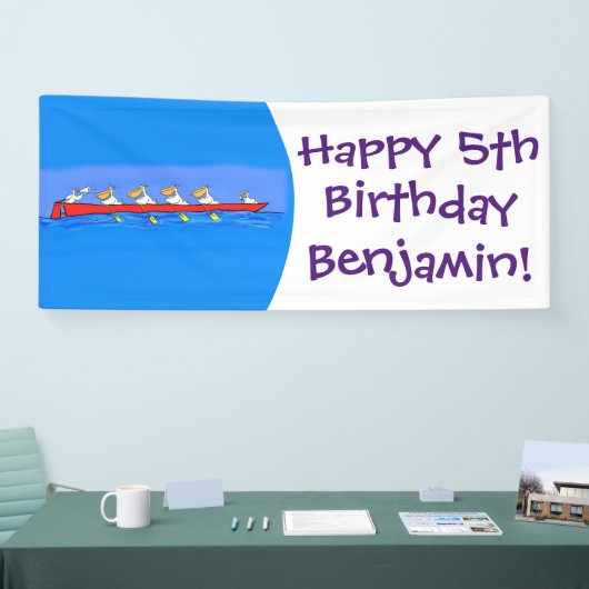 Funny pelican rowing team cartoon illustratie spandoek (Beurs)