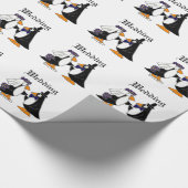 Funny Penguin Bride en Groom Wedding Cartoon Cadeaupapier (Hoek)