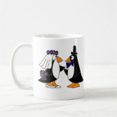 Funny Penguin Bride en Groom Wedding Cartoon Koffiemok (Links)