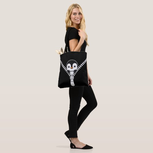 Funny Penguin Peek Tote Bag (Op model)