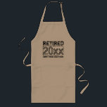 Funny pension party BBQ apron for gepensioneerde m Lang Schort<br><div class="desc">Funny  pensioneringspartij BBQ apron voor gepensioneerde mannen. Cute barbecue cadeauidee voor gepensioneerde vader,  vader,  oom,  opa,  broer,  man enz. De samengedrukte zegel van de blik met klantgericht jaar in grunge stijltekst. 2021,  2022 enz. Humor voor gepensioneerden en gewoon gepensioneerden. Koken en bakmantels in het khaki-beige,  glad wit en geel.</div>