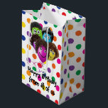 Funny People Birthday Balloons on Stippen Medium Cadeauzakje<br><div class="desc">ballonnen met glimlach,  oogballen en haar op witte achtergrond met kleurrijke polka stippen voor verjaardagen. De achtergrondkleur kan worden gewijzigd. De tekst kan worden bewerkt.</div>