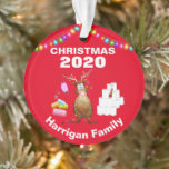Funny Personalized 2020 Covid kerstboom Ornament<br><div class="desc">2020 is een heel jaar geleden! Dit wordt een kerstfeest als geen ander, en het zal een beetje lachen met een leuk ornament van de kerstaboom van het coronavirus. Met de tekst 'Kerstmis, 2020 en je familienaam'. Een schattige render die in sprookjes verstrikt raakt, sommige iconische punten van 2020; toiletrol,...</div>