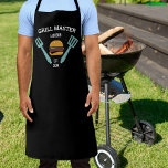 Funny Personalized BBQ Grilling Hamburgers Schort<br><div class="desc">Een leuk platform met een hamburger- en grilgereedschap tegen een zwarte achtergrond. Voeg 3 lijnen van douanetekst toe om te personaliseren. Ideaal voor iedereen die graag barbecuen,  grill en koken. Het maakt een perfect Vaderdag,  verjaardag of vakantie cadeau.</div>