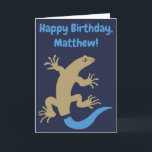 Funny Personalized Blue-Tailed Skink Birthday Card Kaart<br><div class="desc">Deze grappige verjaardagskaart is voorzien van een afbeelding van een blauwhelm. Op de voorkant van deze kaart staat: "Gelukkig van de verjaardag, (voor uw ontvanger)" en op de binnenkant staat: "Hoop dat je je staart niet uitsluit!" Al tekst op deze kaart kan worden gepersonaliseerd, worden uitgegeven of worden verwijderd gebruikend...</div>